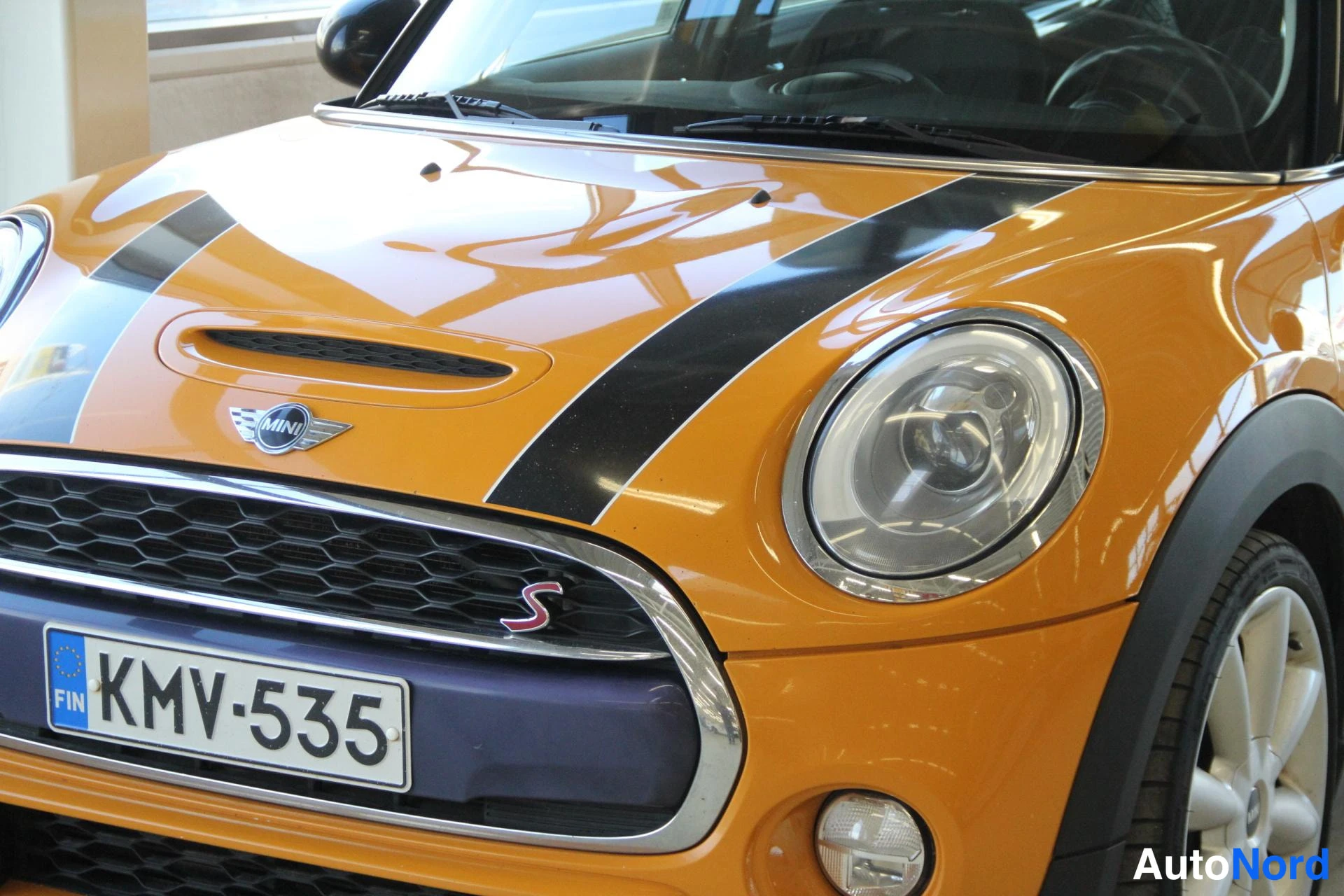 Oranssi Mini Cooper S 2015, etuviisto, keula vasemmalle, kuva 3