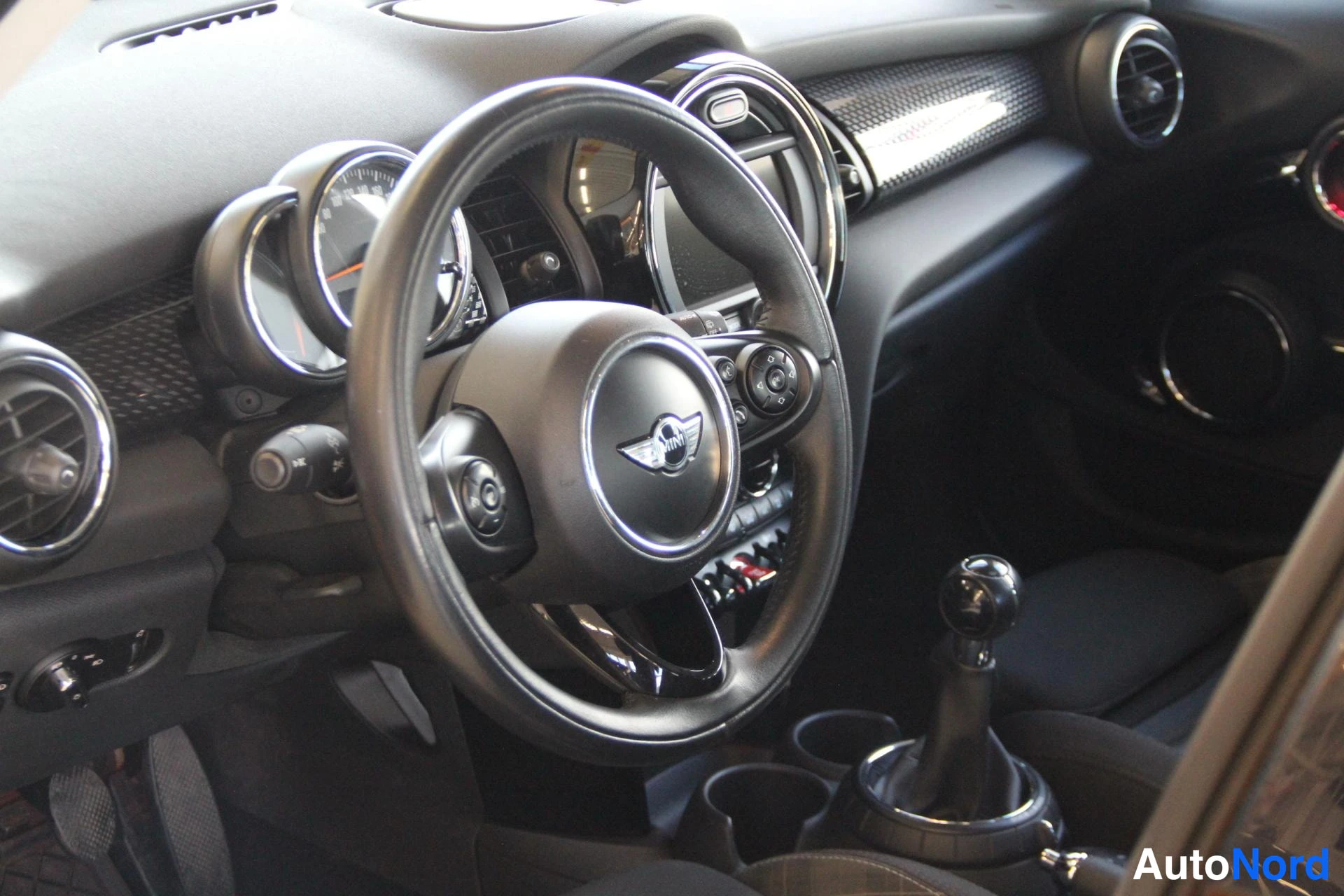 Oranssi Mini Cooper S 2015, ohjaamo, kuva 11