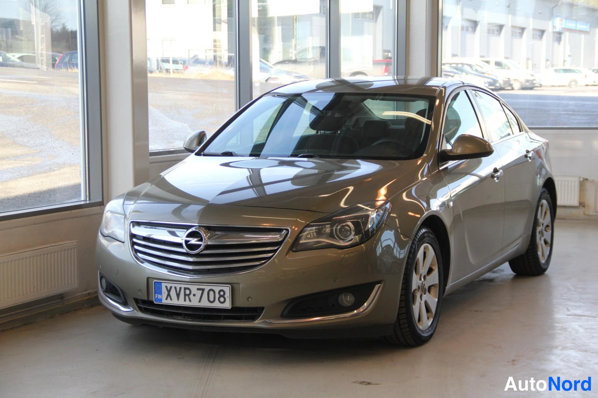 Grön Opel Insignia 2014, snett framifrån, fronten åt vänster, bild 2