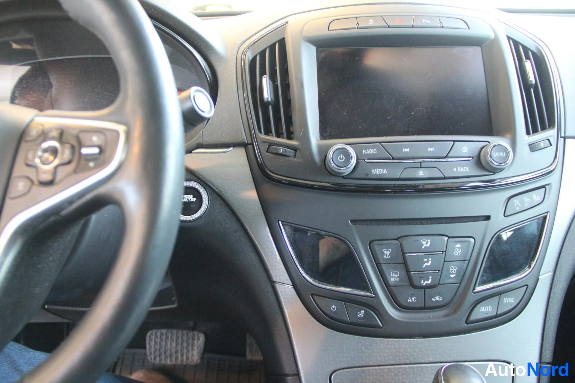 Grön Opel Insignia 2014, förarplats, bild 9