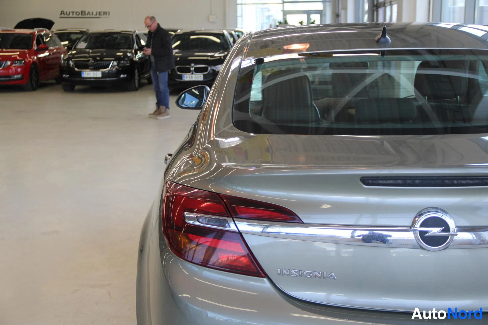 Grön Opel Insignia 2014, snett bakifrån, bild 6