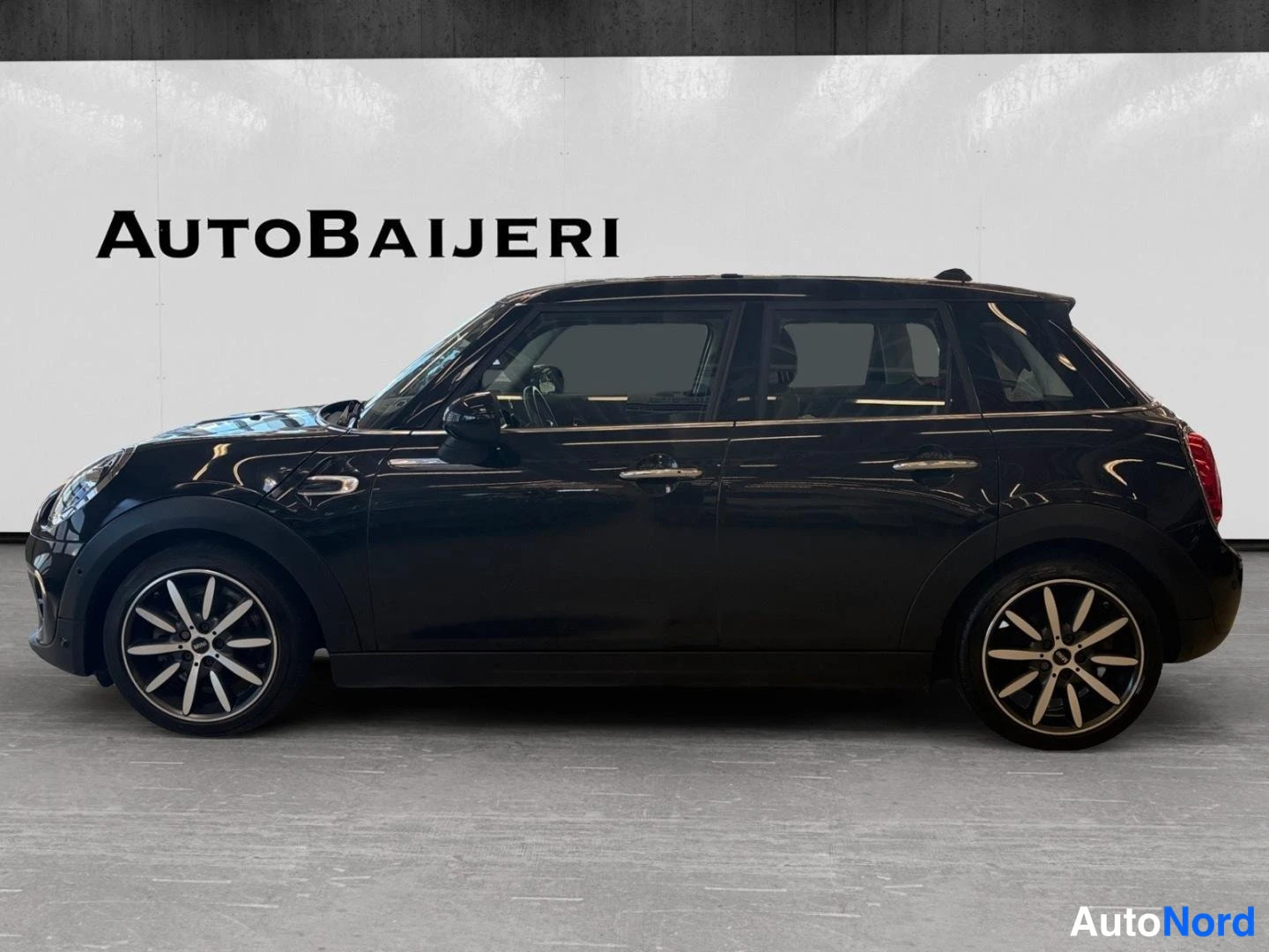 Black Mini Cooper 2018, side, photo 4