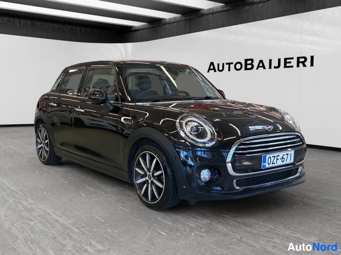 Black Mini Cooper 2018, front three-quarter, nose to the right, photo 2