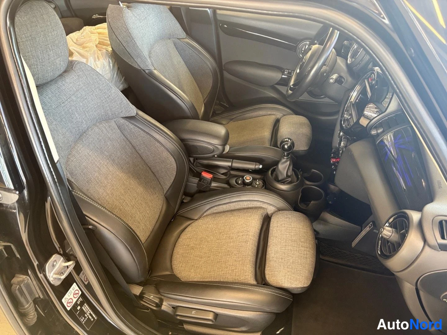 Black Mini Cooper 2018, front seats, photo 11