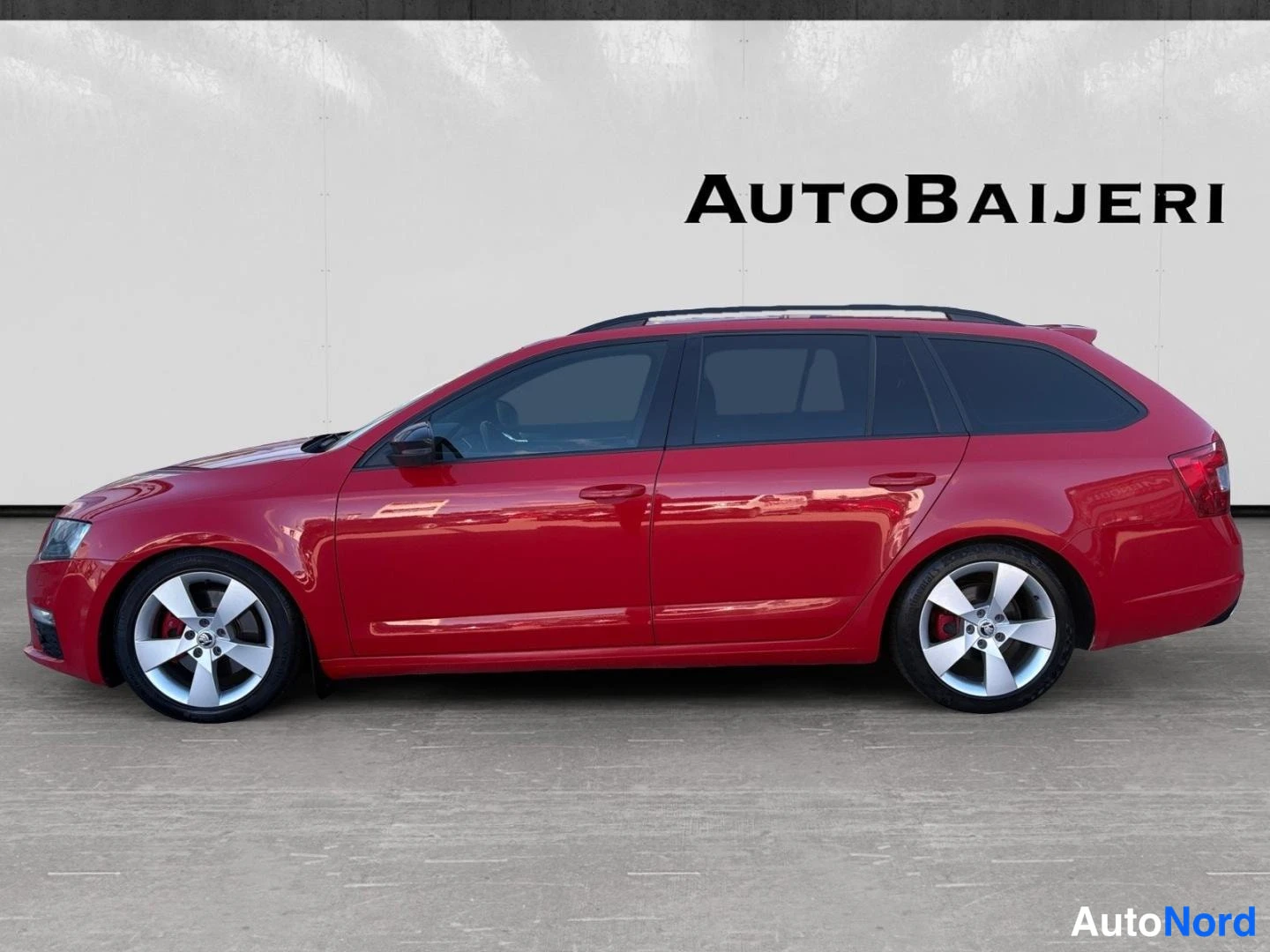 Punainen Skoda Octavia 2016, etuviisto, keula vasemmalle, kuva 2