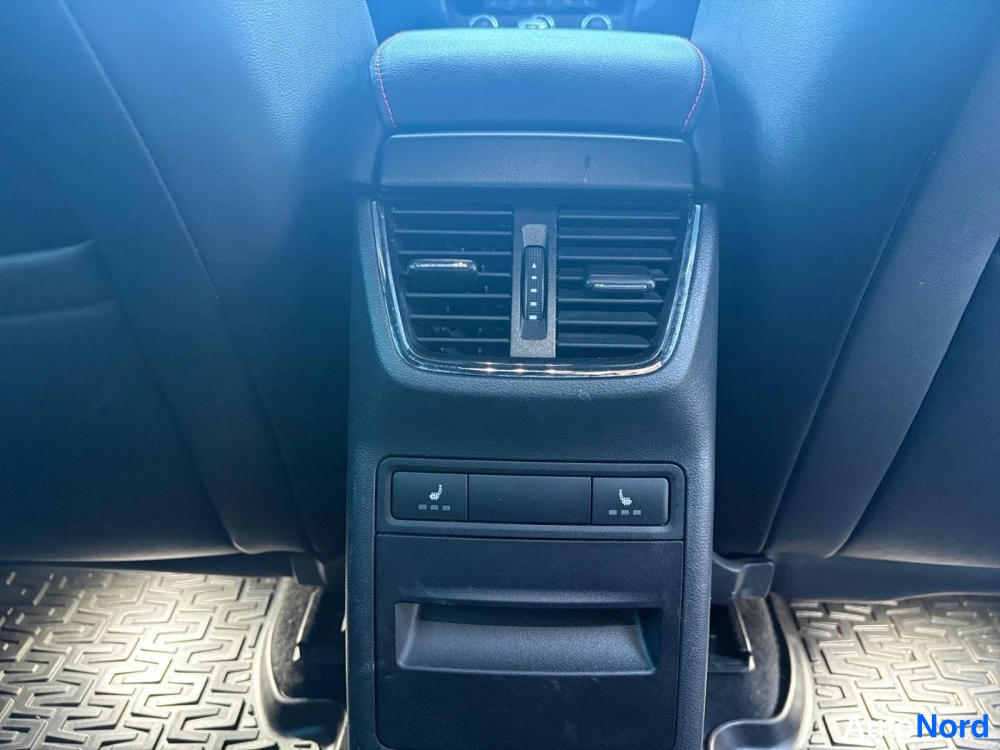 Punainen Skoda Octavia 2016, yksityiskohta, kuva 14