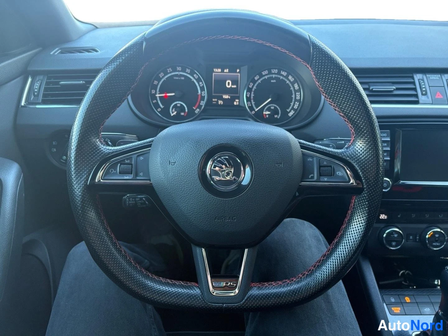 Punainen Skoda Octavia 2016, ohjaamo, kuva 10