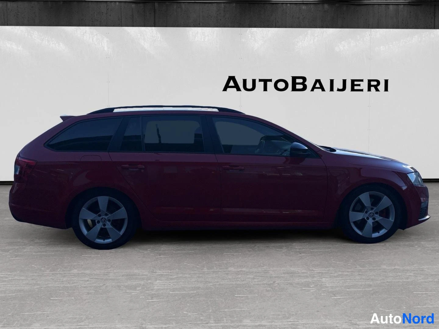 Punainen Skoda Octavia 2016, sivulta, kuva 5