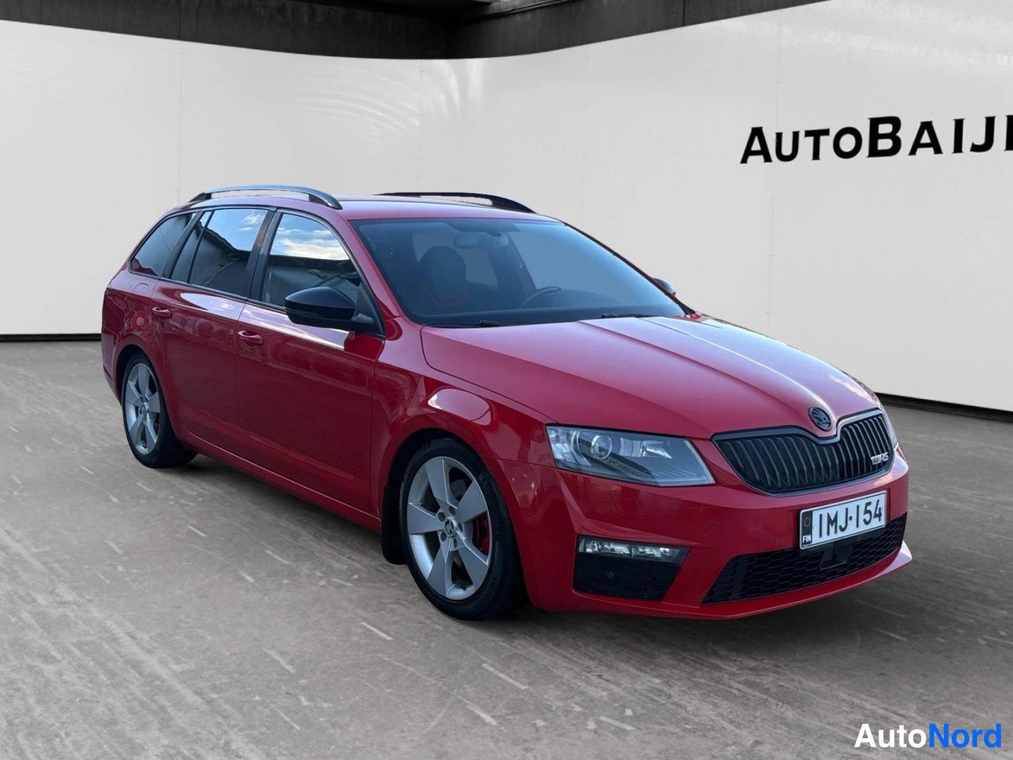 Punainen Skoda Octavia 2016, etuviisto, keula oikealle, kuva 3