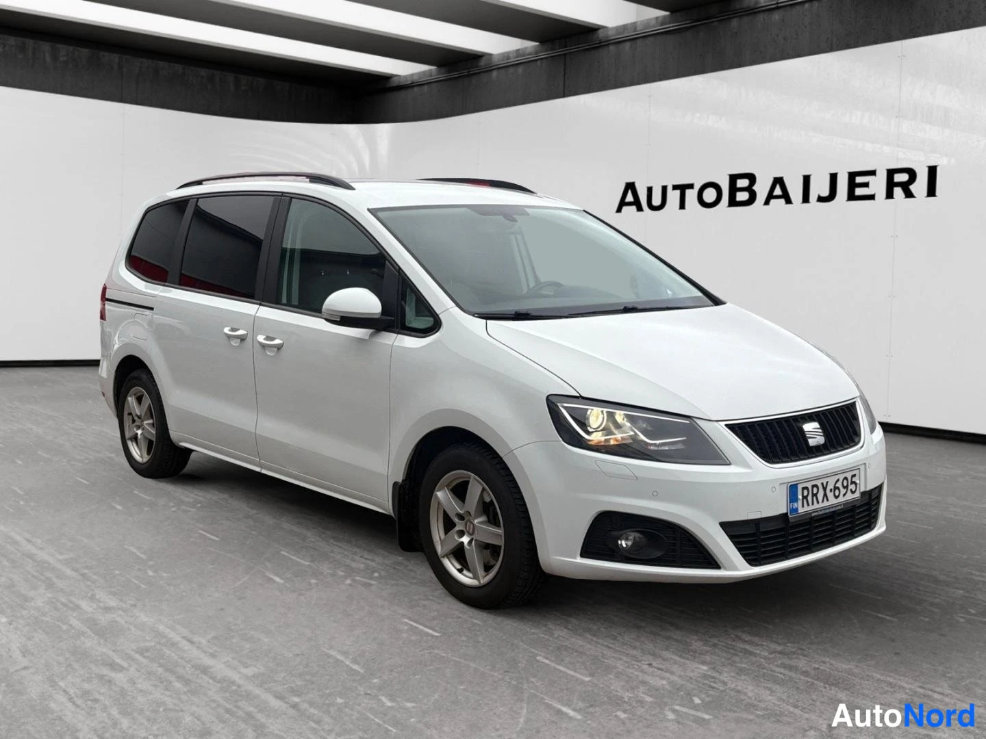 Vit Seat Alhambra 2014, snett framifrån, fronten åt höger, bild 2