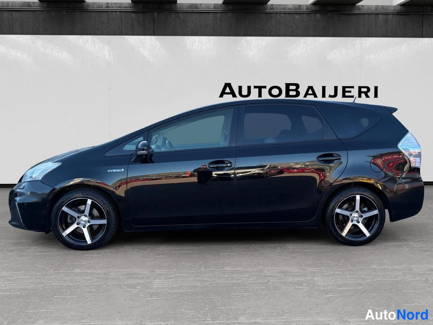 Musta Toyota Prius+ 2012, sivulta, kuva 5