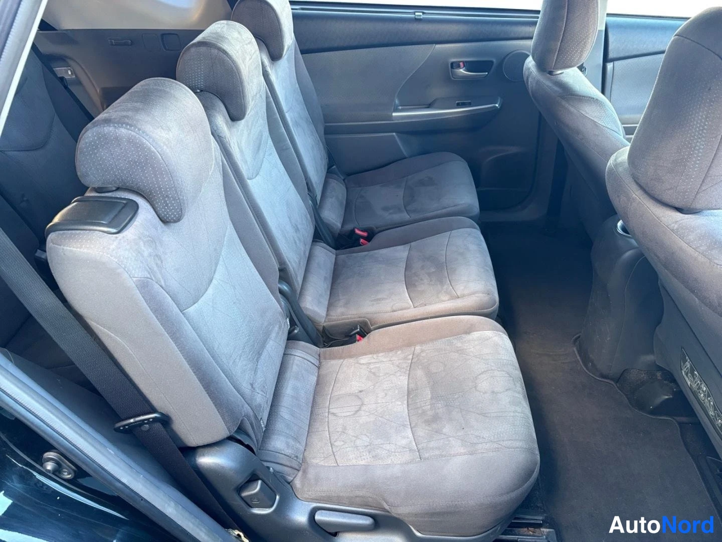 Musta Toyota Prius+ 2012, takaistuimet, kuva 13