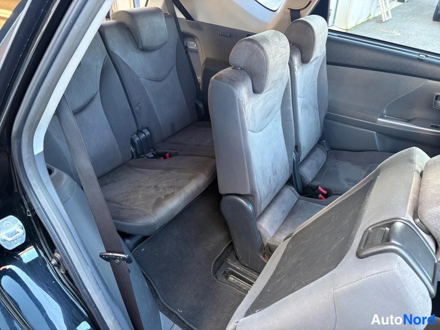 Musta Toyota Prius+ 2012, takaistuimet, kuva 14