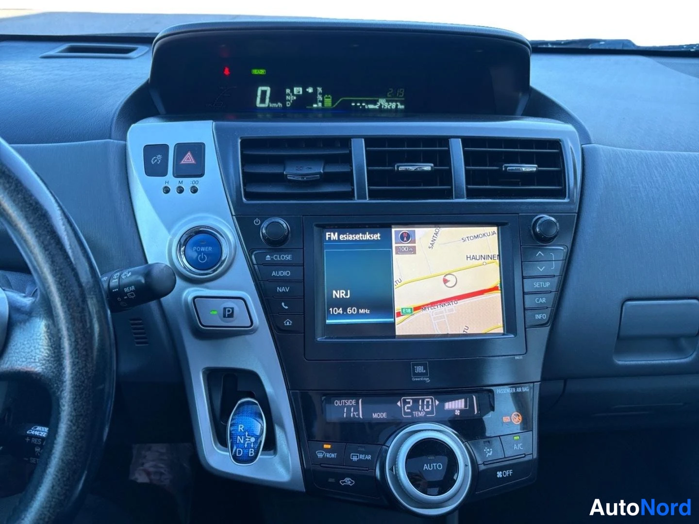 Musta Toyota Prius+ 2012, ohjaamo, kuva 10