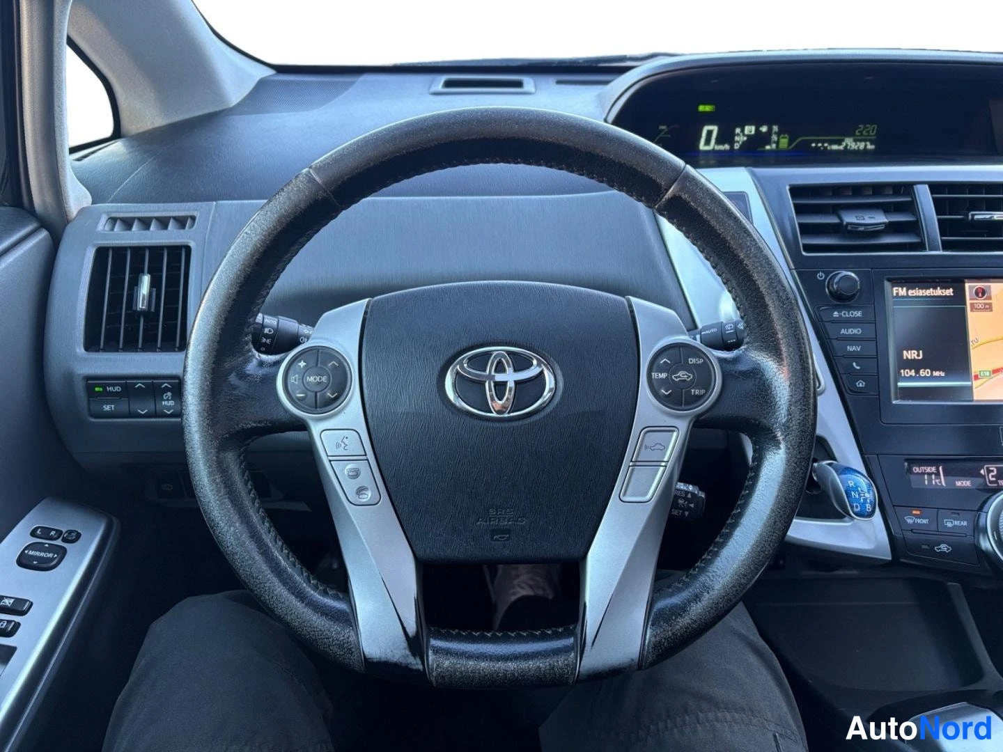 Musta Toyota Prius+ 2012, ohjaamo, kuva 11