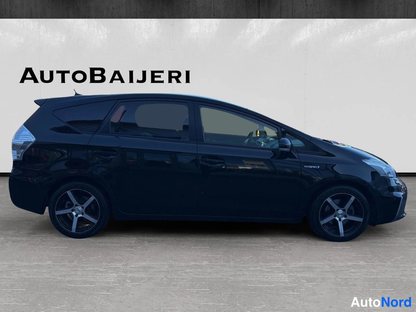 Musta Toyota Prius+ 2012, sivulta, kuva 4