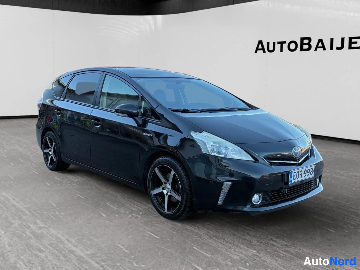 Musta Toyota Prius+ 2012, etuviisto, keula oikealle, kuva 2