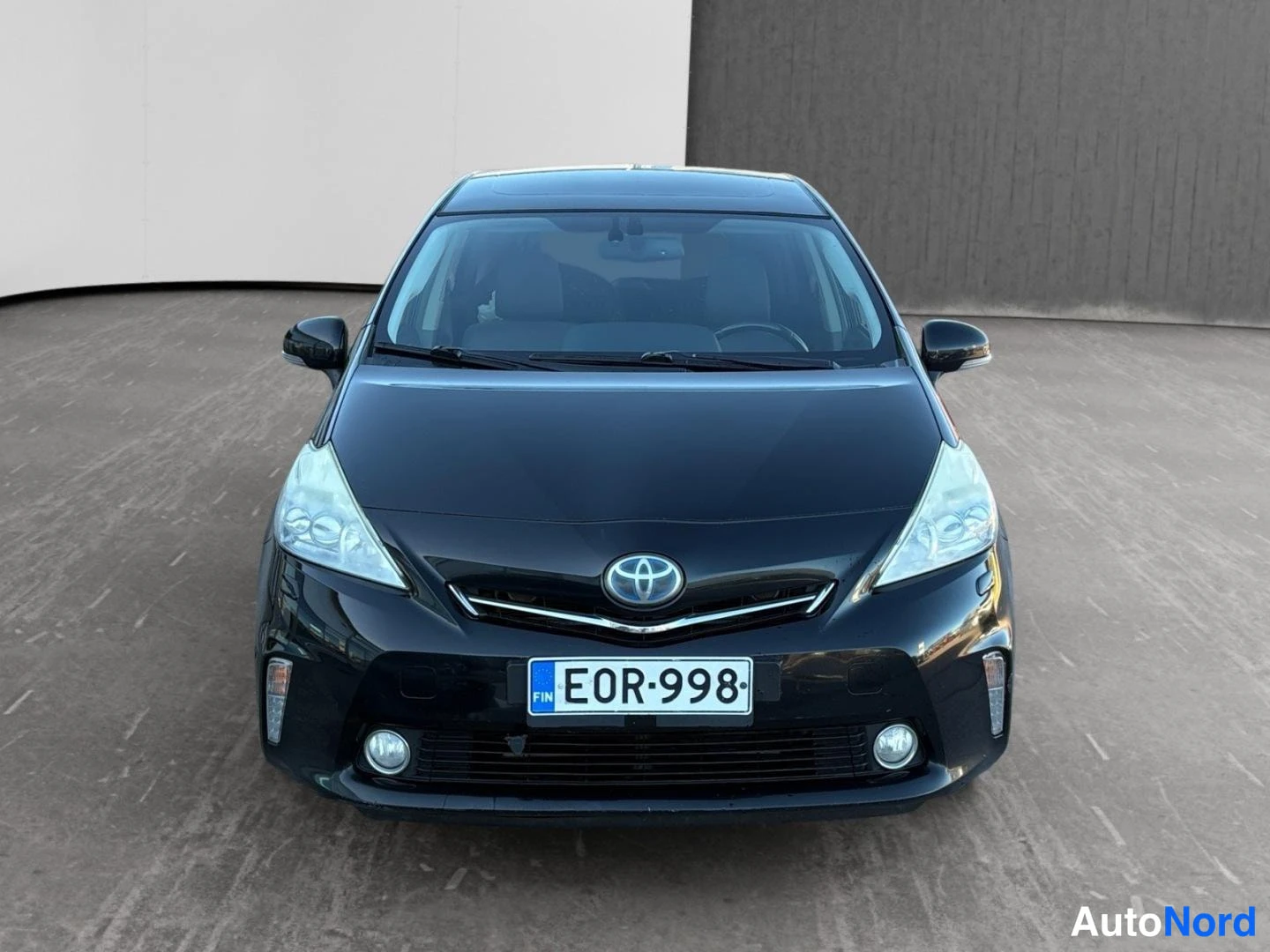 Musta Toyota Prius+ 2012, edestä, kuva 3