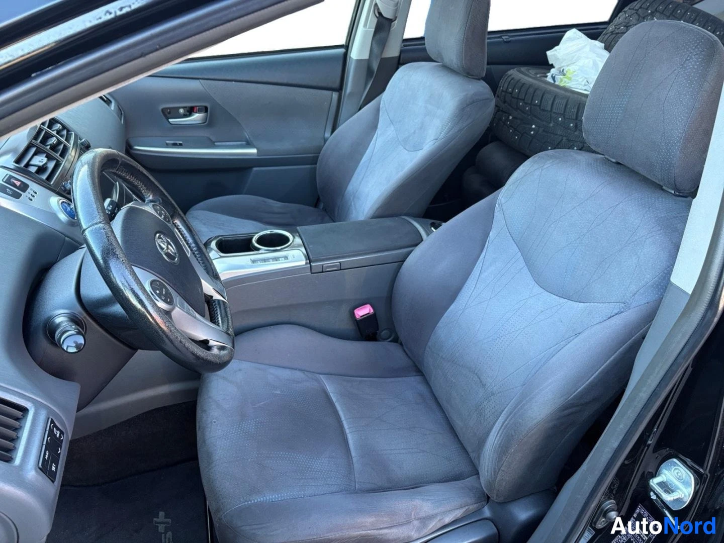 Musta Toyota Prius+ 2012, etuistuimet, kuva 12