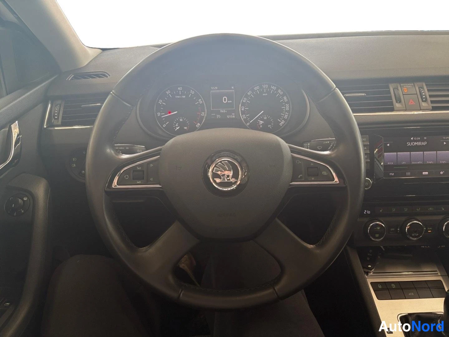 Vit Skoda Octavia 2014, förarplats, bild 10