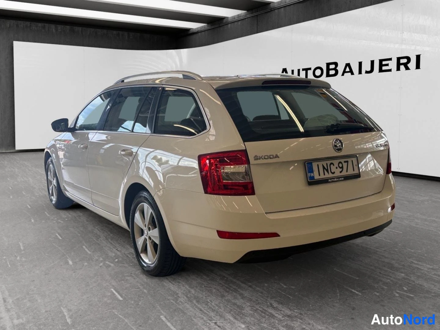 Vit Skoda Octavia 2014, snett bakifrån, bild 6