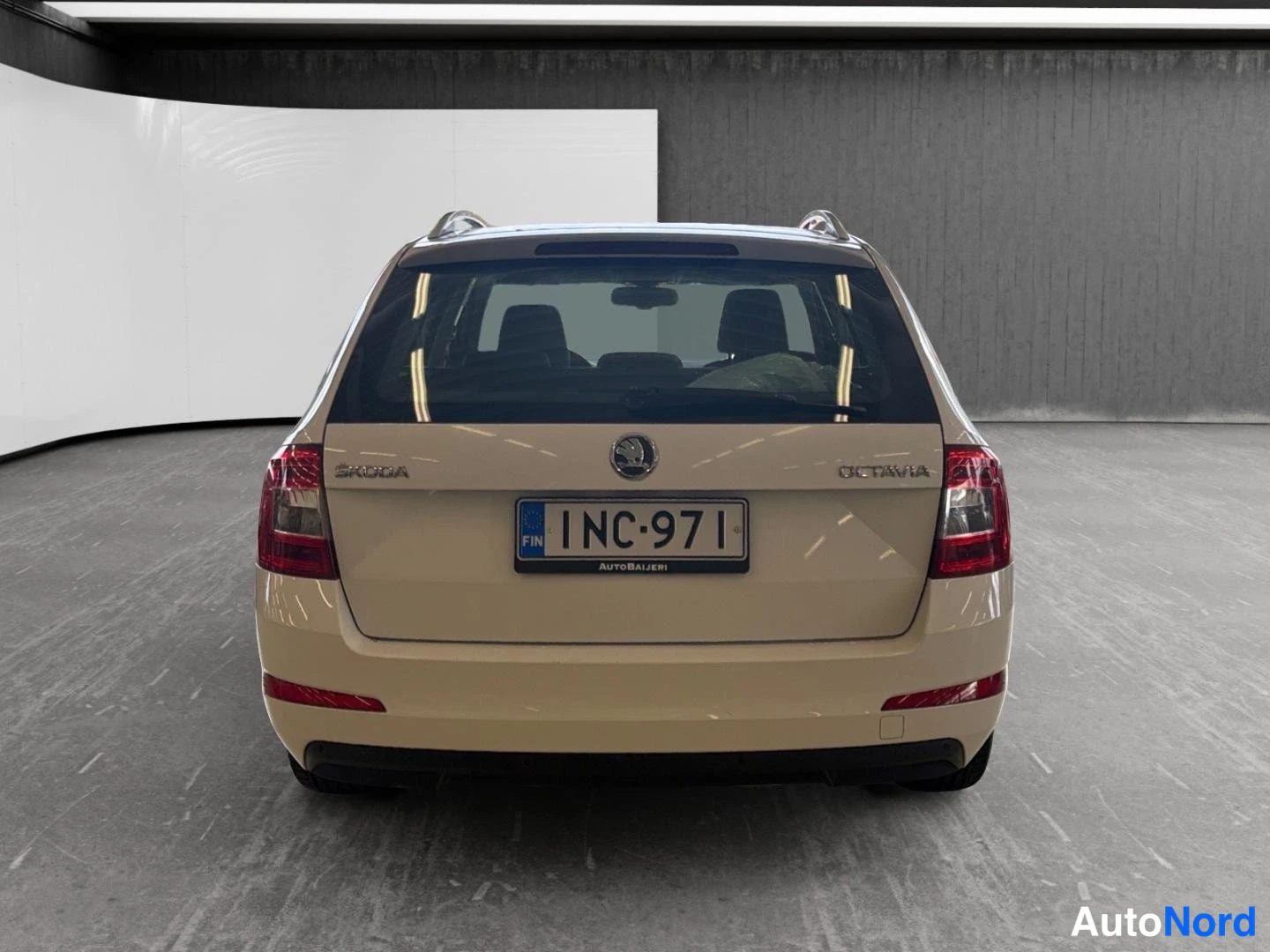 Vit Skoda Octavia 2014, bakifrån, bild 8