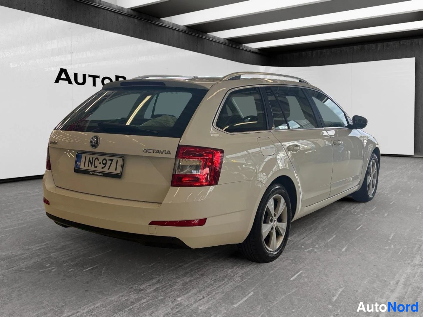 Vit Skoda Octavia 2014, snett bakifrån, bild 7