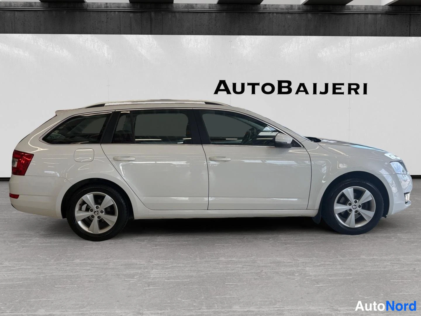 Vit Skoda Octavia 2014, från sidan, bild 5
