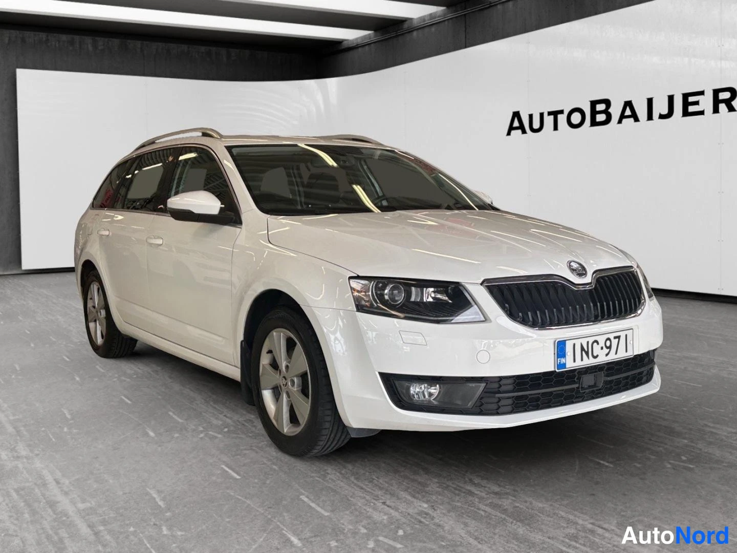 Vit Skoda Octavia 2014, snett framifrån, fronten åt höger, bild 2