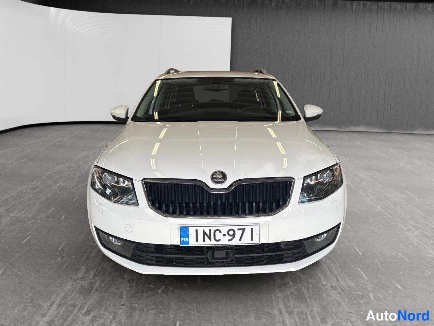 Vit Skoda Octavia 2014, framifrån, bild 3