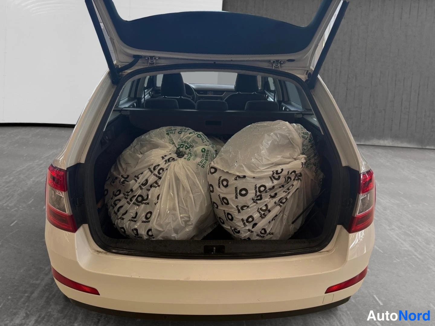 Vit Skoda Octavia 2014, bagageutrymme, bild 13
