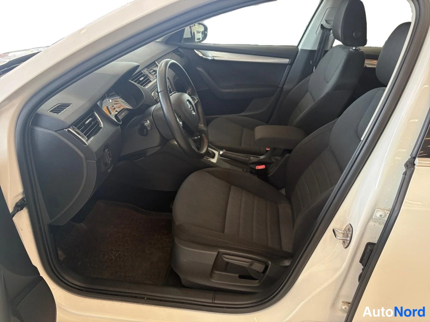 Vit Skoda Octavia 2014, förarplats, bild 9