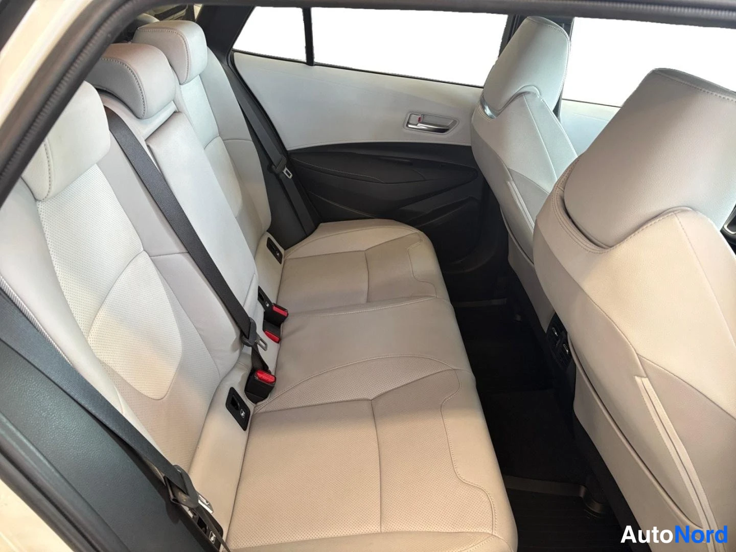 Valkoinen Toyota Corolla 2019, takaistuimet, kuva 12