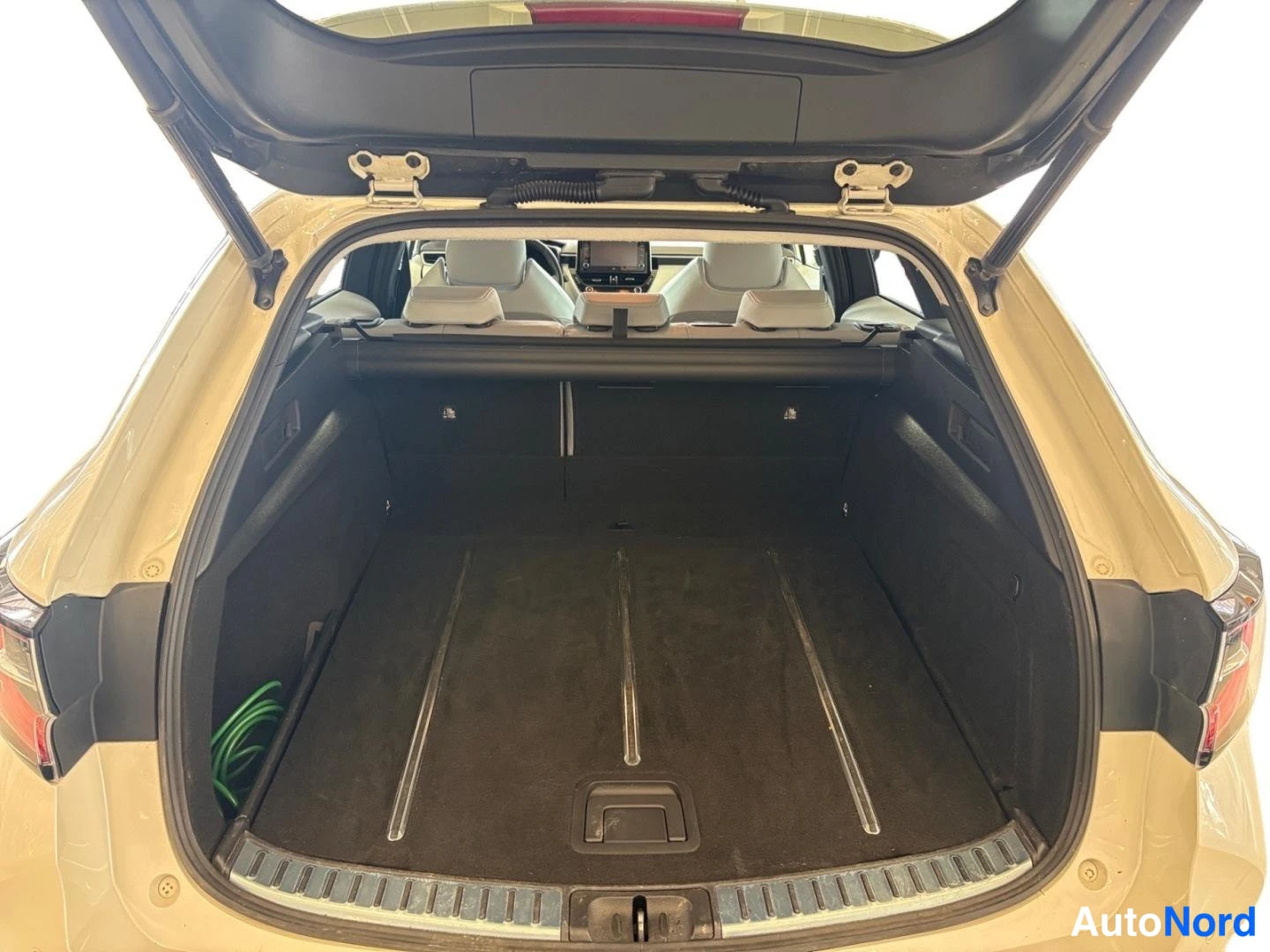 Valkoinen Toyota Corolla 2019, tavaratila, kuva 13