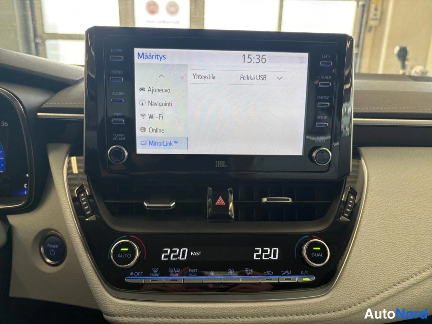 Valkoinen Toyota Corolla 2019, yksityiskohta, kuva 15