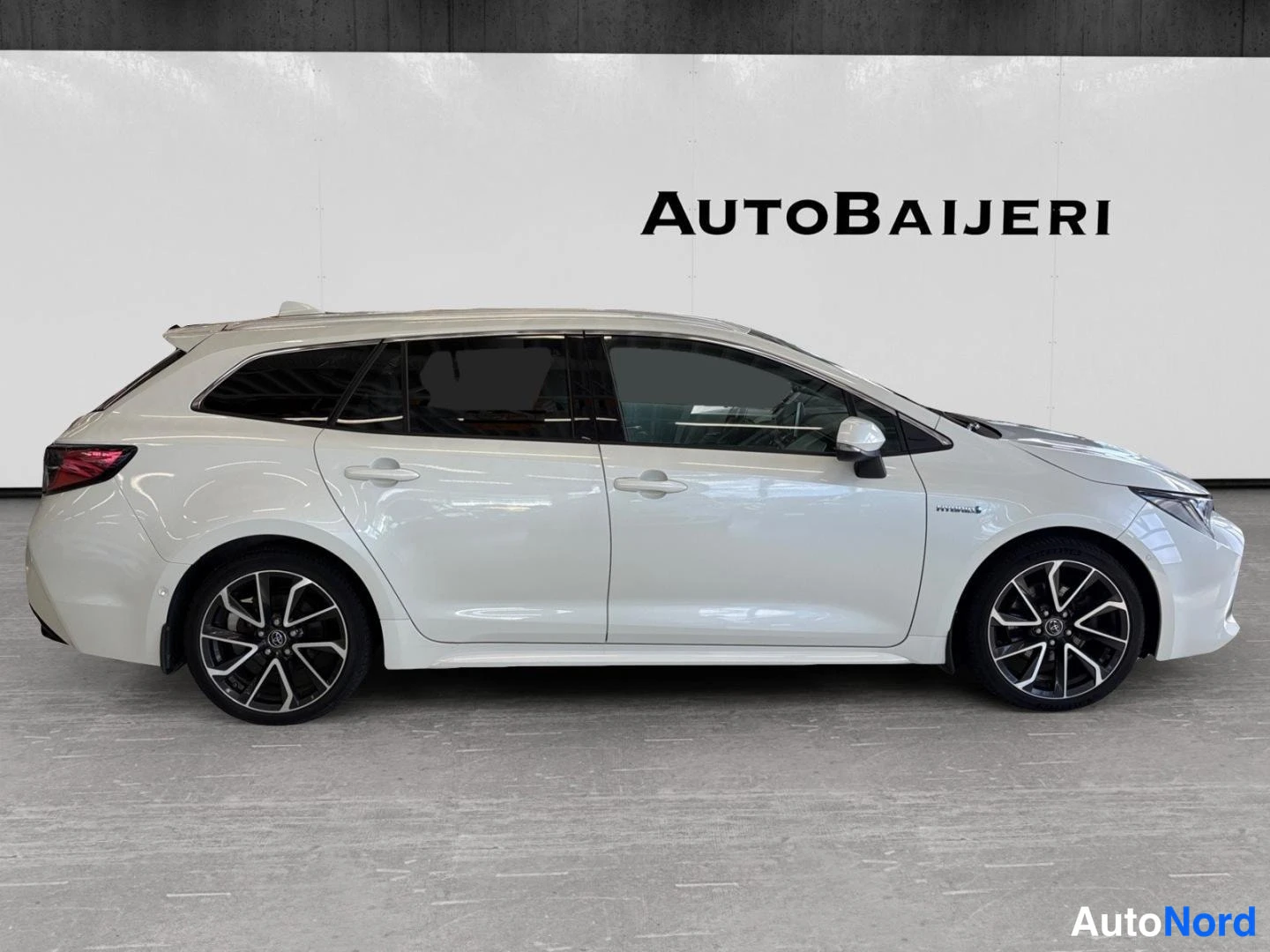 Valkoinen Toyota Corolla 2019, takaviisto, kuva 7