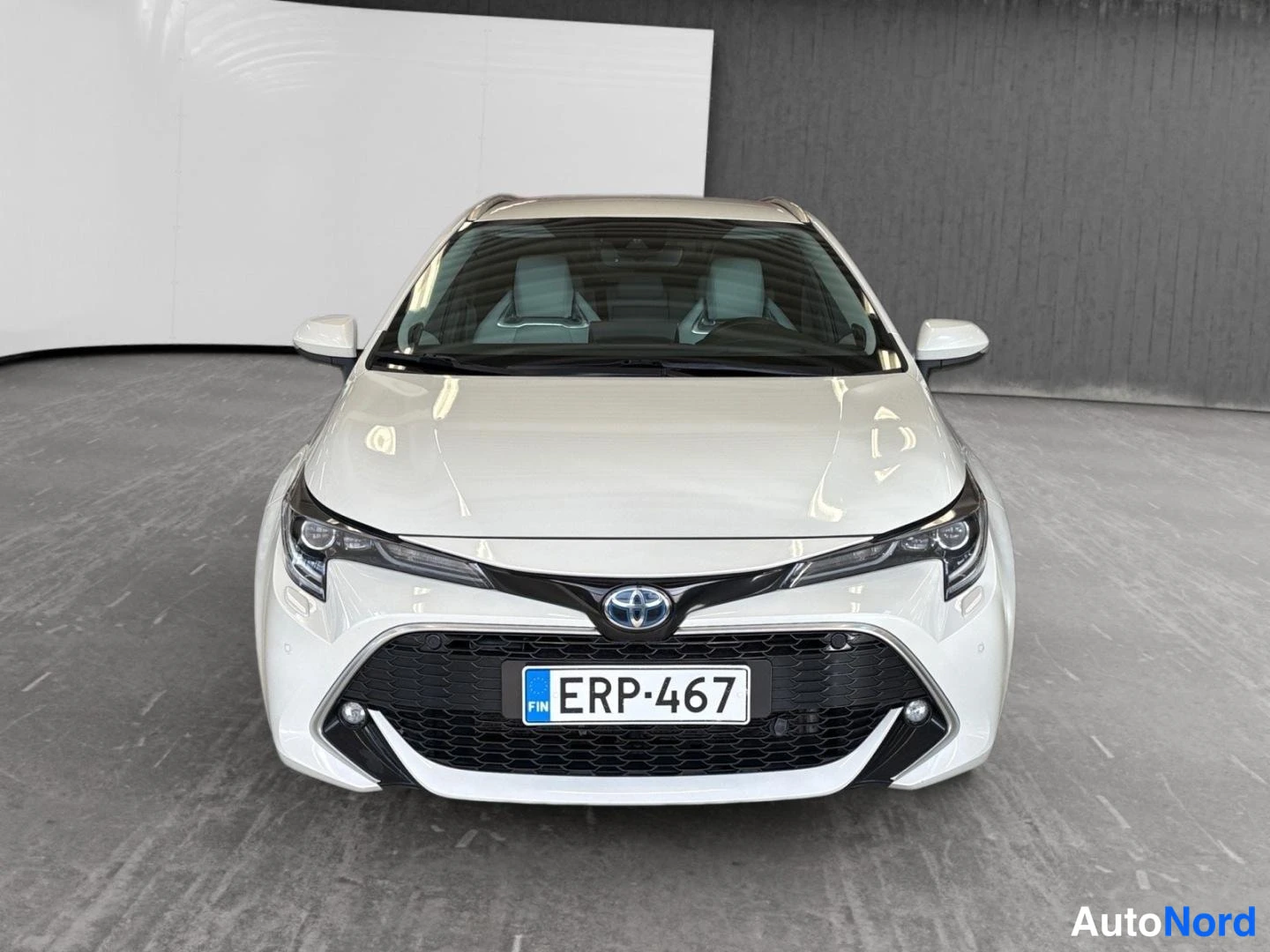 Valkoinen Toyota Corolla 2019, edestä, kuva 3