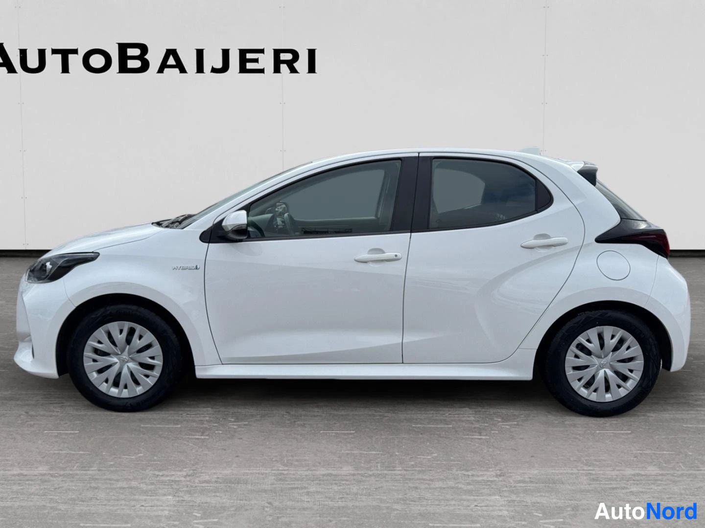 Vit Toyota Yaris 2020, från sidan, bild 4