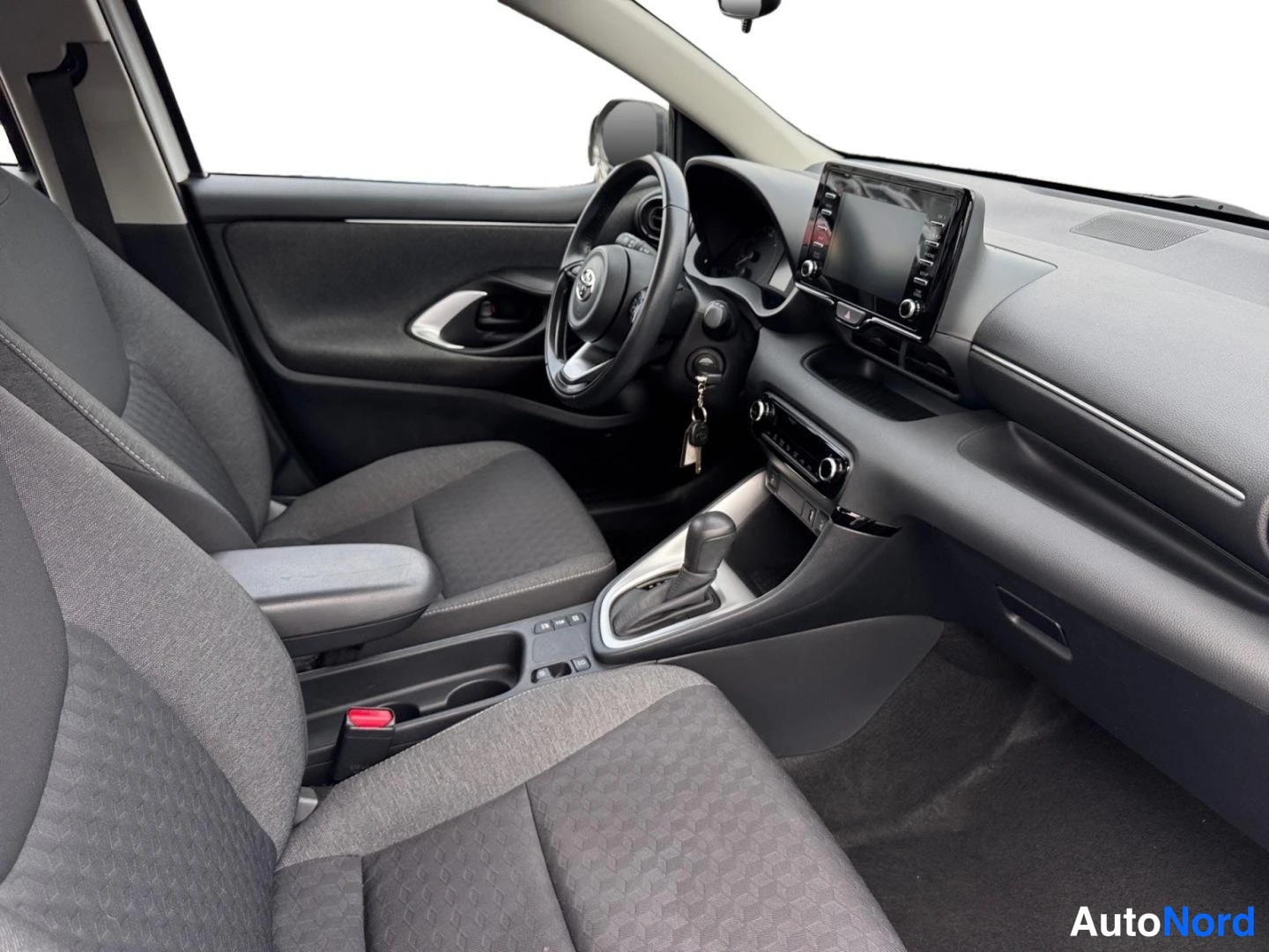 Vit Toyota Yaris 2020, förarplats, bild 11