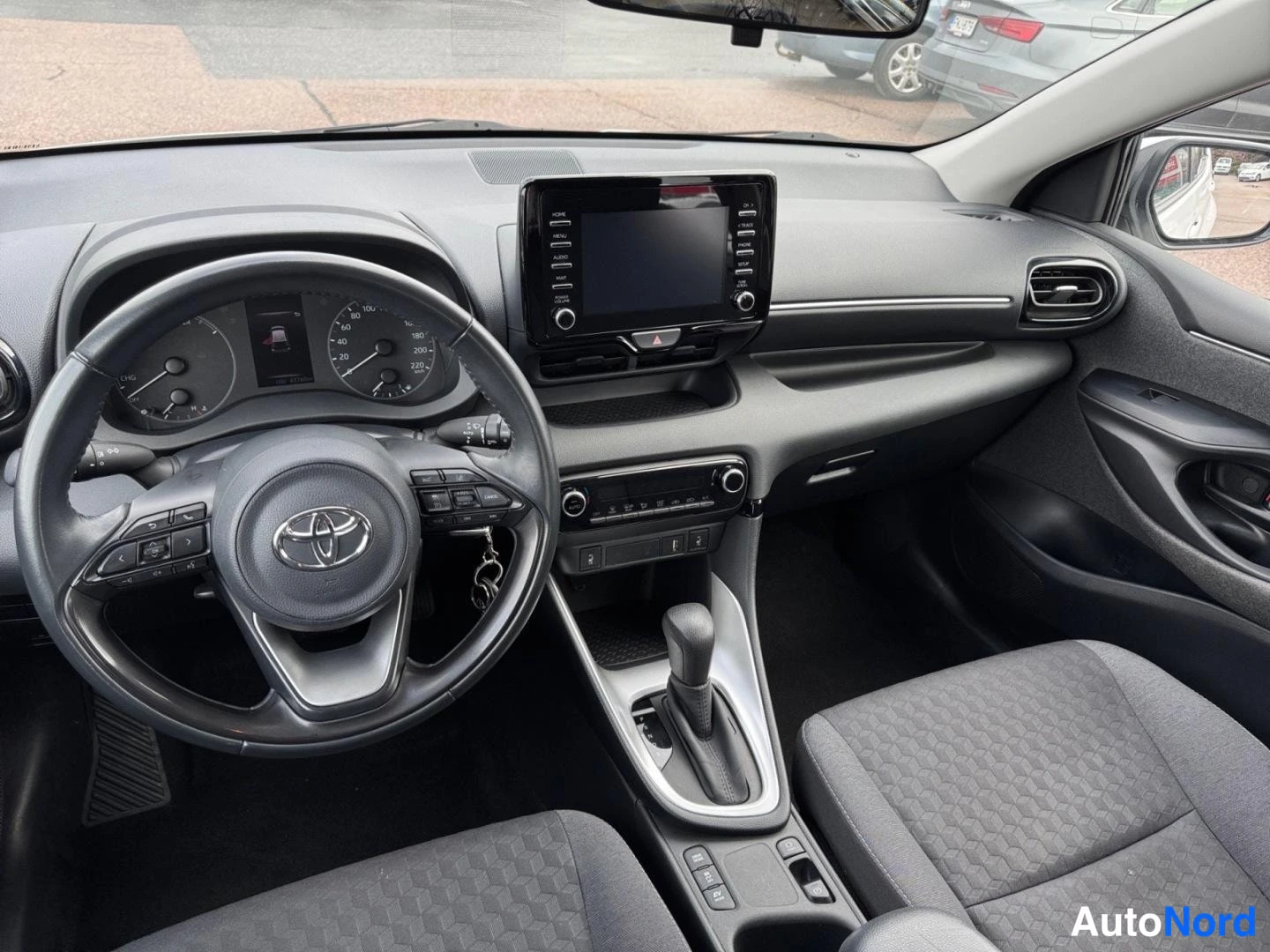 Vit Toyota Yaris 2020, förarplats, bild 12