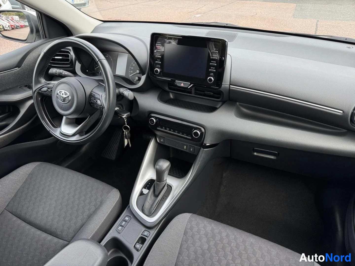 Vit Toyota Yaris 2020, förarplats, bild 13