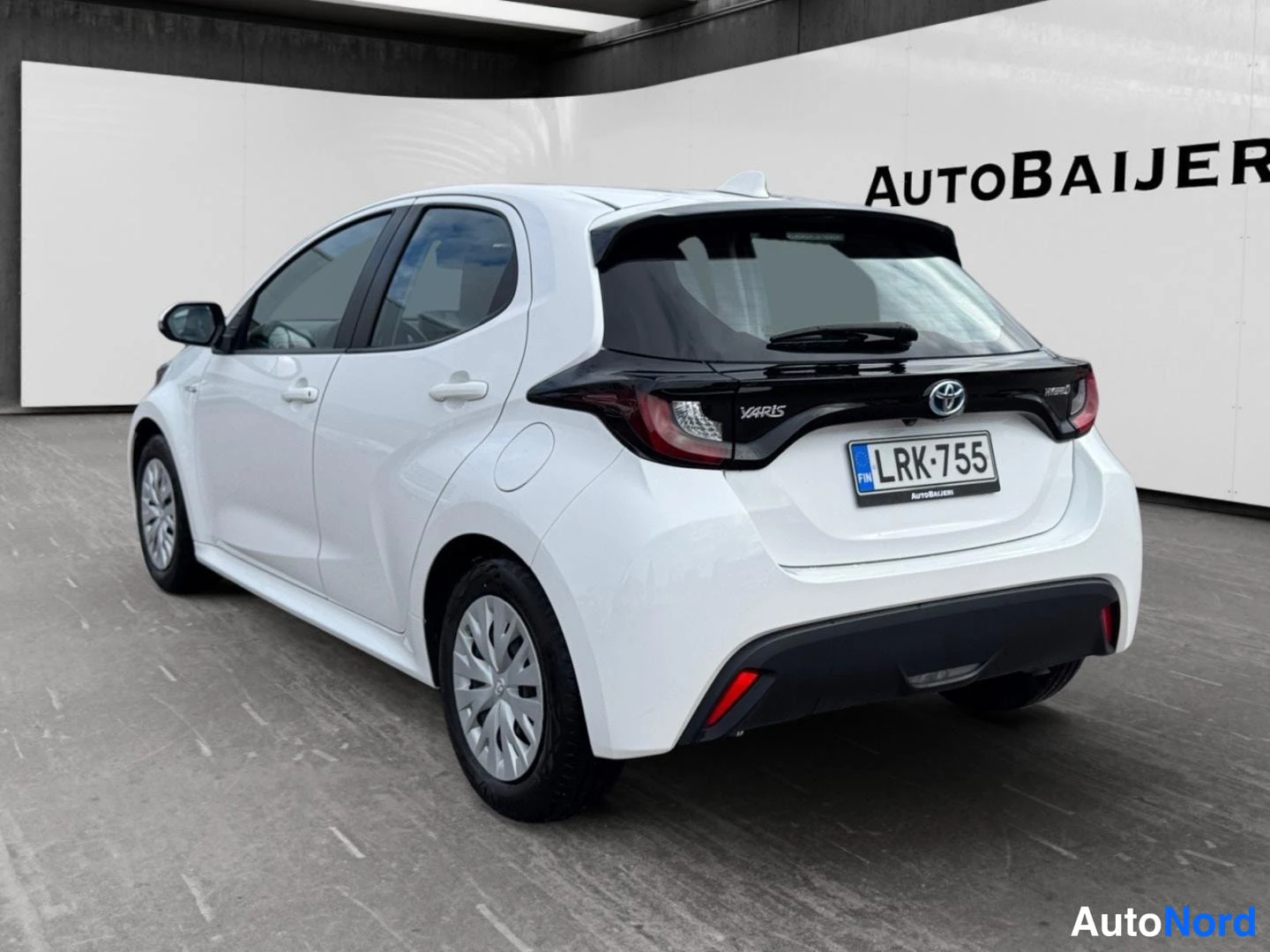 Vit Toyota Yaris 2020, snett bakifrån, bild 6