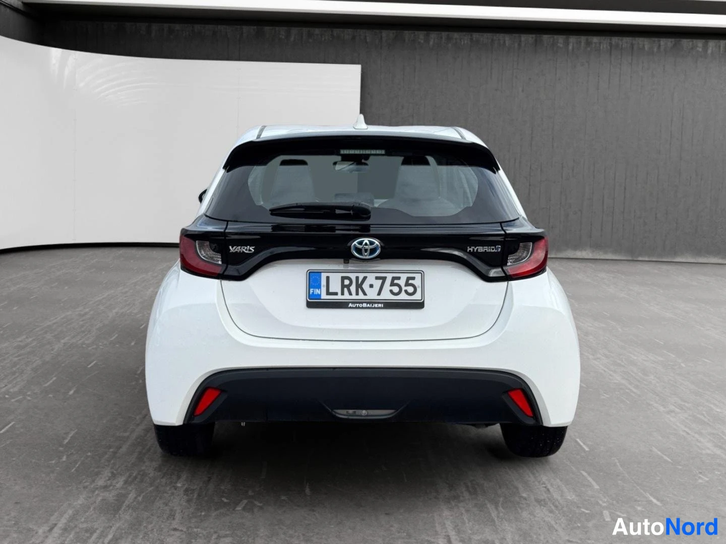 Vit Toyota Yaris 2020, bakifrån, bild 8
