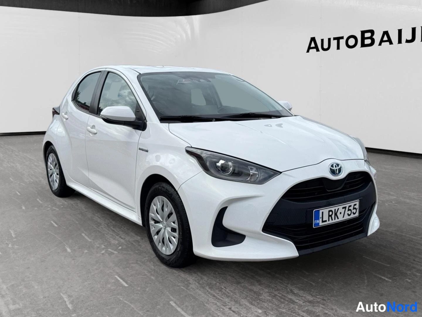 Vit Toyota Yaris 2020, snett framifrån, fronten åt höger, bild 2