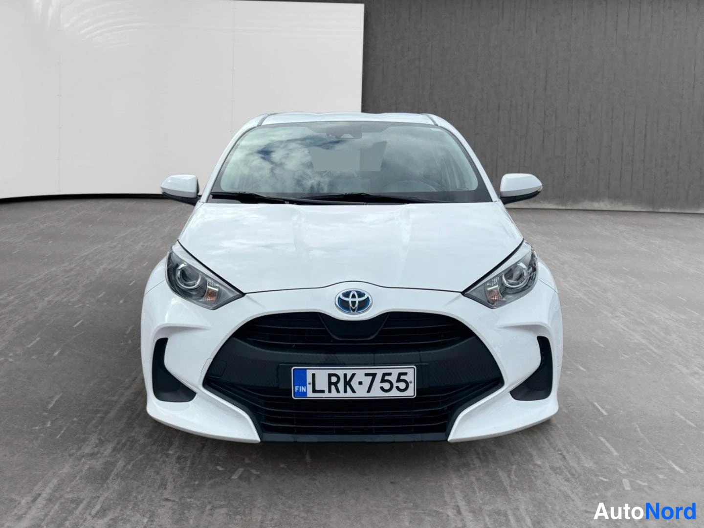 Vit Toyota Yaris 2020, framifrån, bild 3