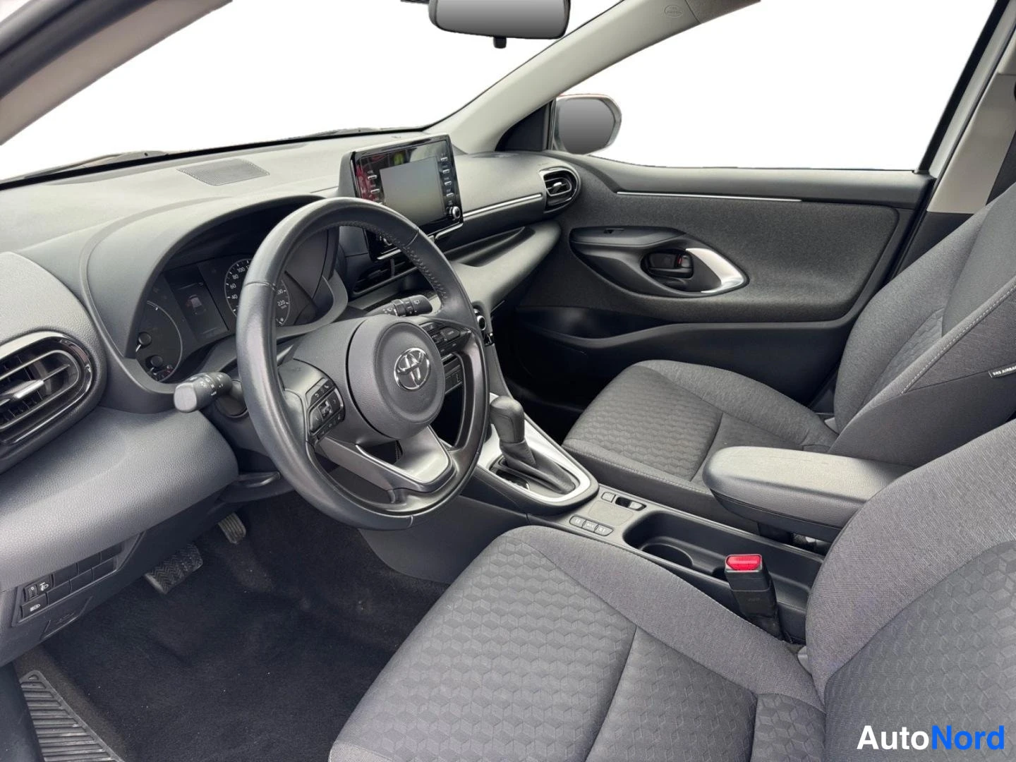 Vit Toyota Yaris 2020, förarplats, bild 9