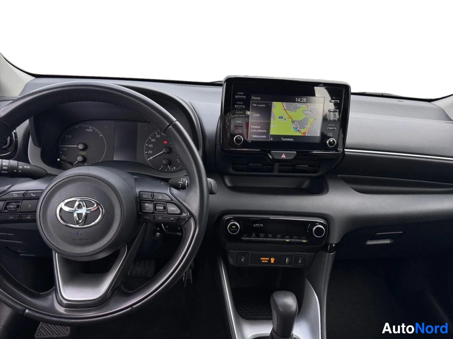 Vit Toyota Yaris 2020, förarplats, bild 10