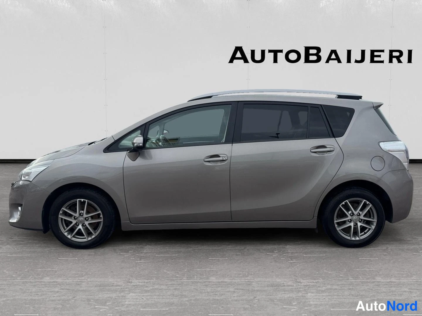 Ruskea Toyota Verso 2015, sivulta, kuva 4