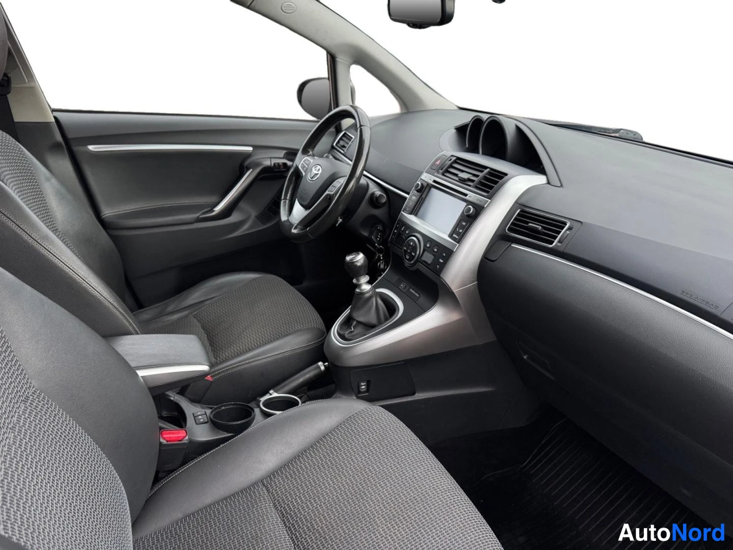 Ruskea Toyota Verso 2015, ohjaamo, kuva 11