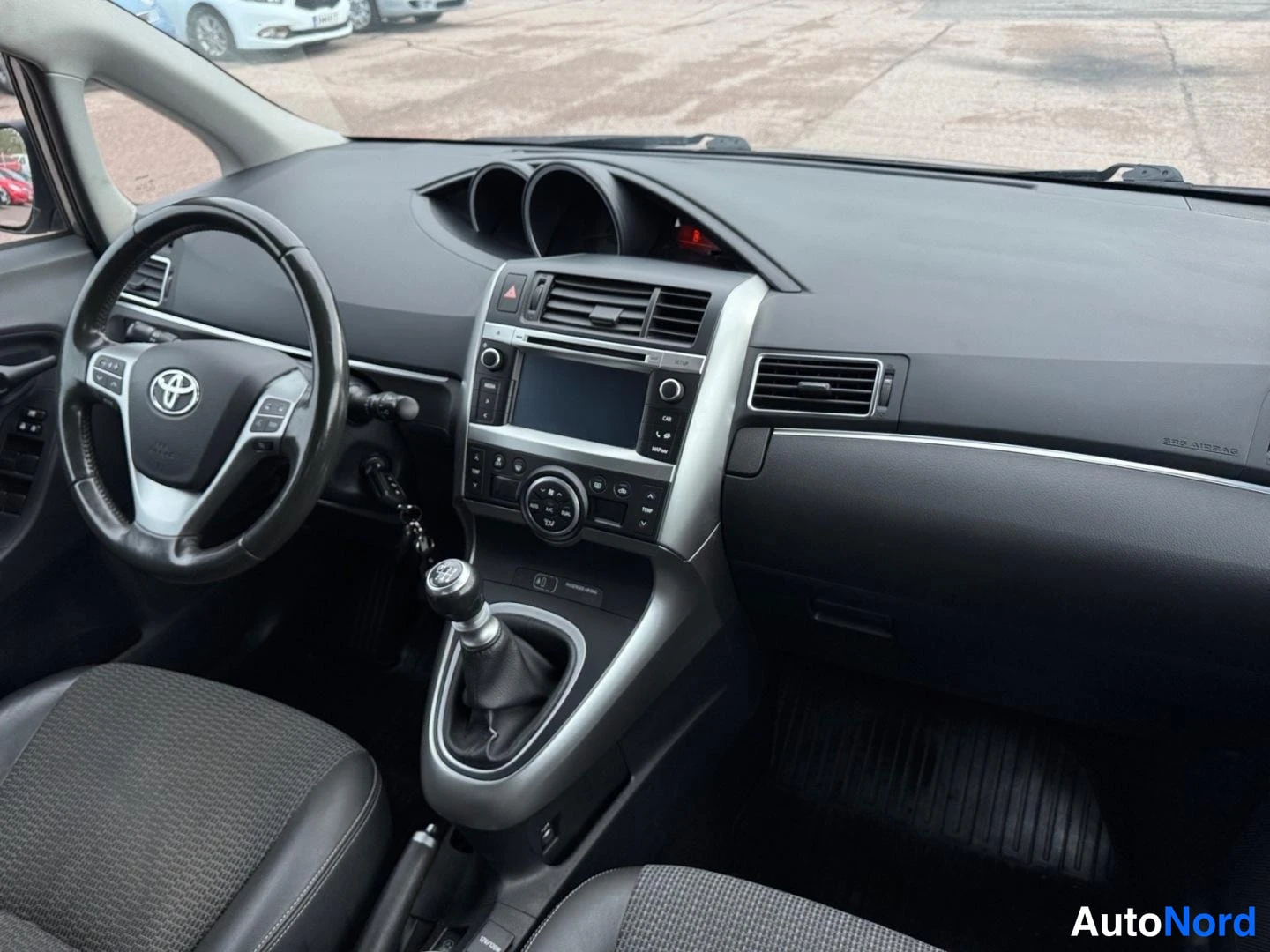 Ruskea Toyota Verso 2015, ohjaamo, kuva 12